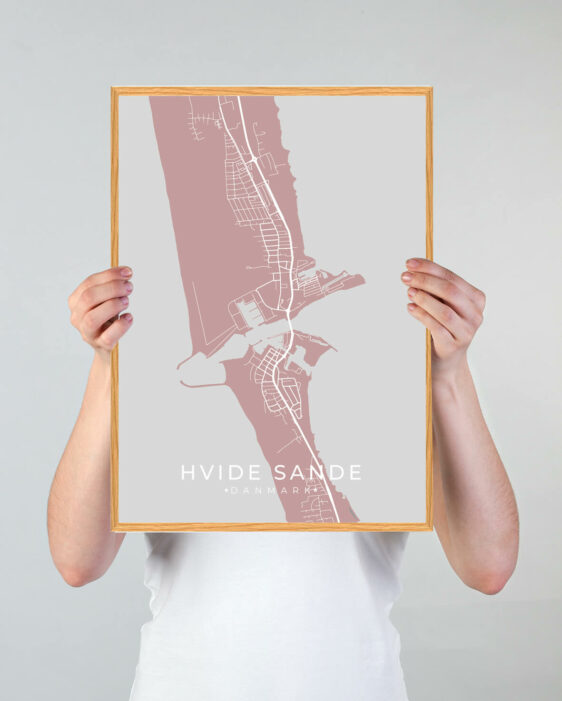 Hvide Sande by plakat med lyserød baggrund. Denne Hvide Sande plakat med området som motiv viser Hvide Sande fra sin smukkeste side