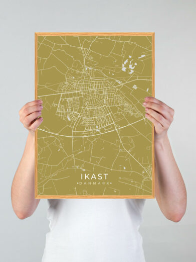Ikast by plakat med gul baggrund. Denne Ikast plakat med området som motiv viser Ikast fra sin smukkeste side