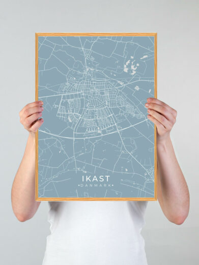 Ikast by plakat med lyseblå baggrund. Denne Ikast plakat med området som motiv viser Ikast fra sin smukkeste side