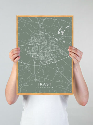 Ikast by plakat med grøn baggrund. Denne Ikast plakat med området som motiv viser Ikast fra sin smukkeste side