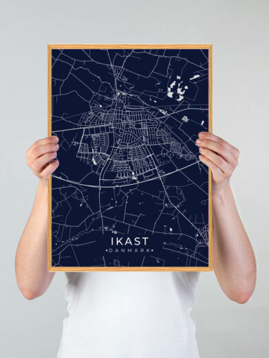 Ikast by plakat med mørkeblå baggrund. Denne Ikast plakat med området som motiv viser Ikast fra sin smukkeste side