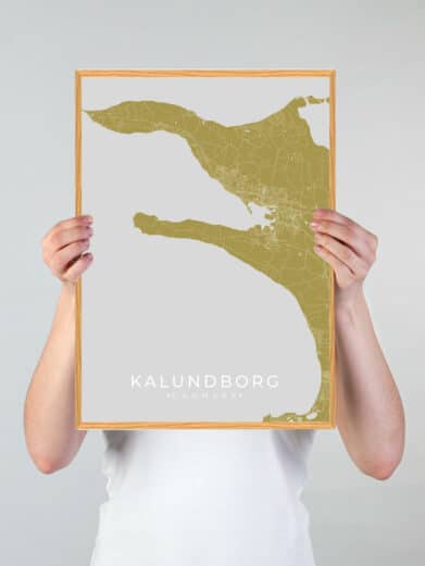Kalundborg plakat i karrygul. Detaljeret bykort over Kalundborg, Sjælland, i en stilfuld ramme. Perfekt som vægdekoration.