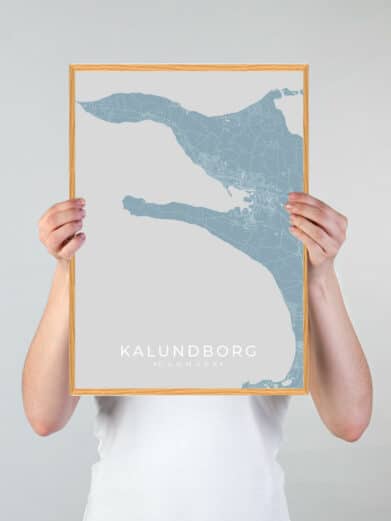 Lyseblå Kalundborg plakat i ramme. Viser bykort med fine detaljer. Perfekt grøn by kunst til væggen.
