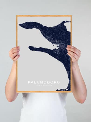 Kalundborg plakat i mørkeblå. Minimalistisk design, viser kort over byen. Elegant ramme i træ. Perfekt til stuen.