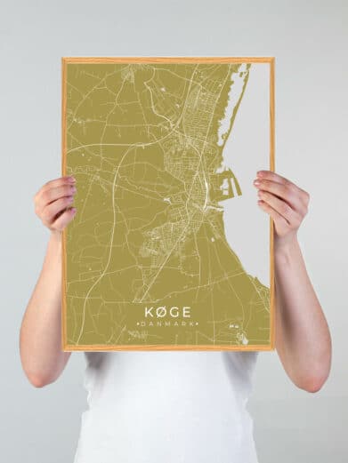 Køge plakat i karrygul. Detaljeret bykort af Køge, Sjælland, med gader og landskab. Moderne design i ramme.