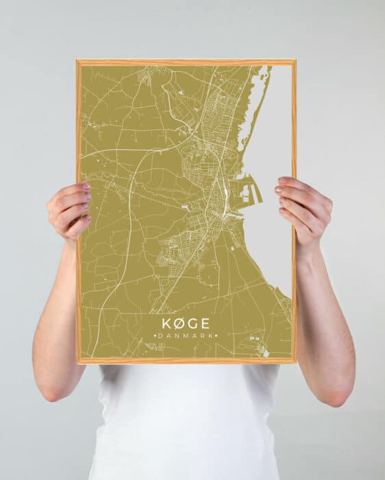 Køge plakat i karrygul. Detaljeret bykort af Køge, Sjælland, med gader og landskab. Moderne design i ramme.