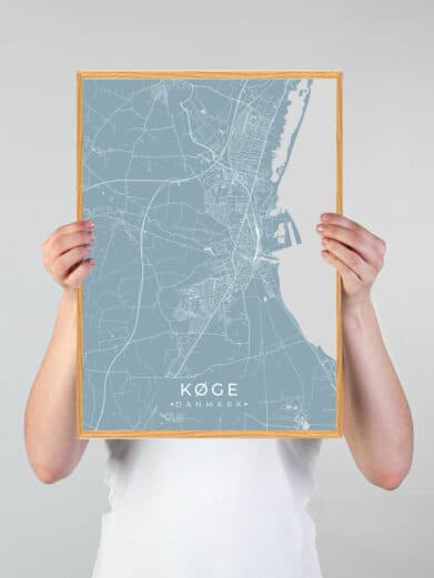 Lyseblå Køge plakat med kort over byen. Minimalistisk design med tr рамme. Perfekt gave til Køge-entusiaster. Grøn by.