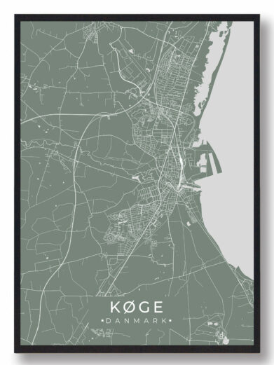 Køge plakat i grøn. Minimalistisk bykort med veje og vand. Perfekt vægkunst til Køge-entusiaster. Findes nu på tilbud!