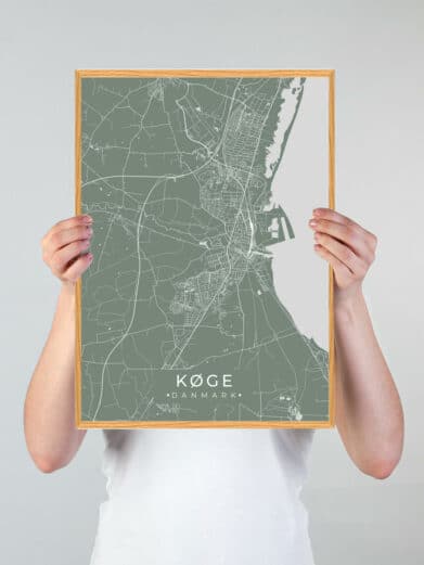 Mintgrøn Køge plakat med detaljeret bykort og træramme. Perfekt som vægkunst. Køb din grønne byplakat nu!