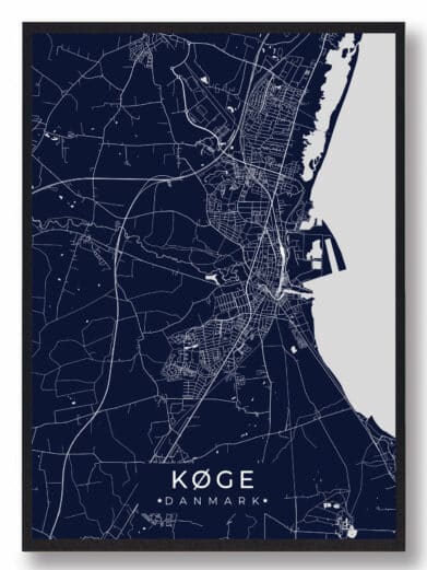 Køge plakat i mørkeblå. Detaljeret bykort af Køge, Sjælland. Moderne design, perfekt til stuen. Køb din Køge plakat nu!