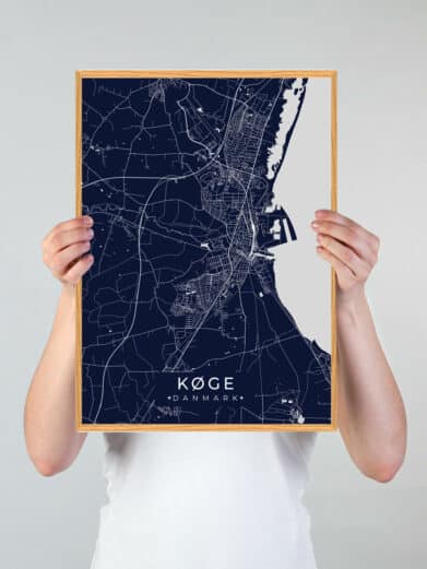 Køge plakat i dybblå med detaljeret kort over byen. Moderne byplakat til væggen. Perfekt gaveidé til Køge-entusiaster.