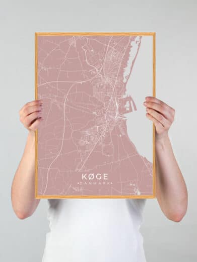 Køge plakat i rosa. Bykort over Køge, Sjælland, med gader og vandveje. Elegant design, perfekt som vægkunst.