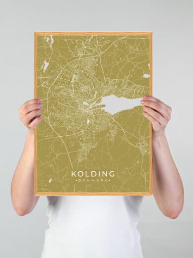 Kolding plakat i karrygul. Detaljeret bykort med gader og vandveje. Moderne stil, perfekt til Kolding-entusiaster.