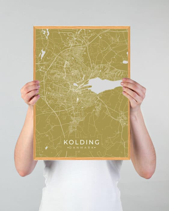 Kolding plakat i karrygul. Detaljeret bykort med gader og vandveje. Moderne stil, perfekt til Kolding-entusiaster.