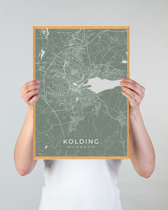 Kolding by plakat med grøn baggrund. Denne Kolding plakat med området som motiv viser Kolding fra sin smukkeste side