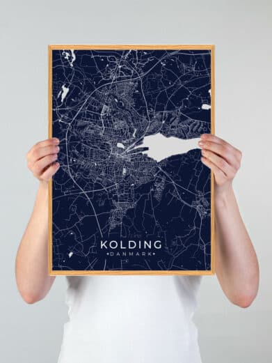 Kolding plakat i mørkeblå. Minimalistisk bykort af Kolding, Danmark, med hvide linjer og træramme. Ideel gave til Kolding-entusiaster.
