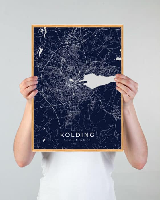 Kolding plakat i mørkeblå. Minimalistisk bykort af Kolding, Danmark, med hvide linjer og træramme. Ideel gave til Kolding-entusiaster.