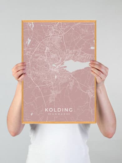 Kolding plakat i grøn by tema. Minimalistisk design med rosa kort over Kolding, Danmark, indrammet i træ. Moderne og stilfuld.