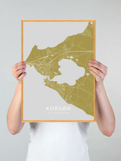 Korsør by plakat med gul baggrund. Denne Korsør plakat med området som motiv viser Korsør fra sin smukkeste side