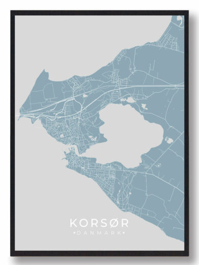 Korsør byplakat i stilrent design. Denne Korsør byplakat er med lyseblå baggrund og viser Korsør fra sin smukkeste side
