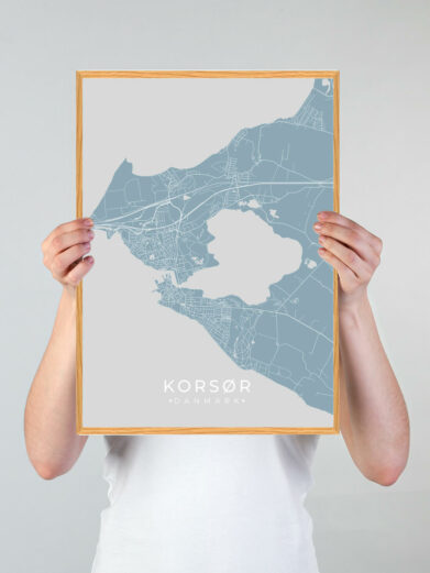 Korsør by plakat med lyseblå baggrund. Denne Korsør plakat med området som motiv viser Korsør fra sin smukkeste side