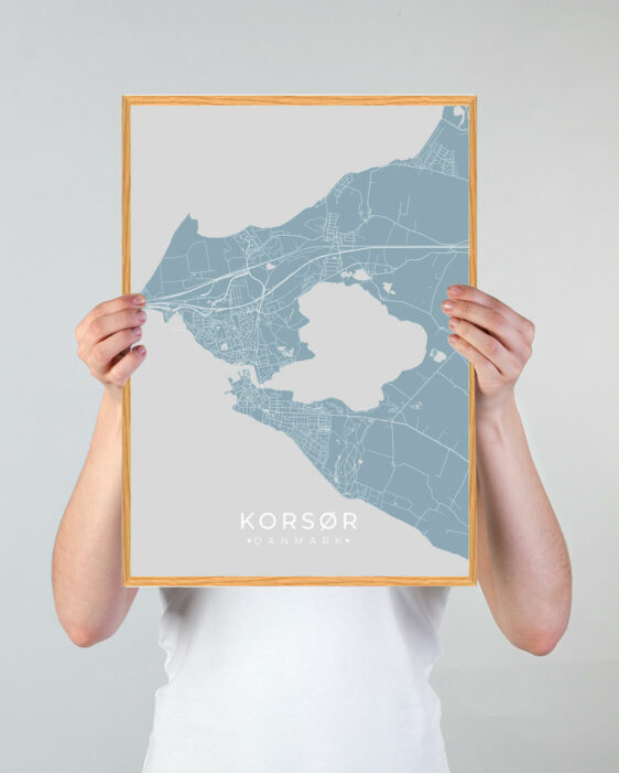 Korsør by plakat med lyseblå baggrund. Denne Korsør plakat med området som motiv viser Korsør fra sin smukkeste side