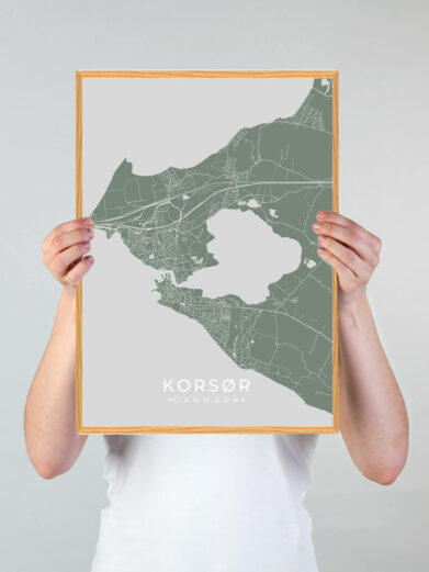 Korsør by plakat med grøn baggrund. Denne Korsør plakat med området som motiv viser Korsør fra sin smukkeste side