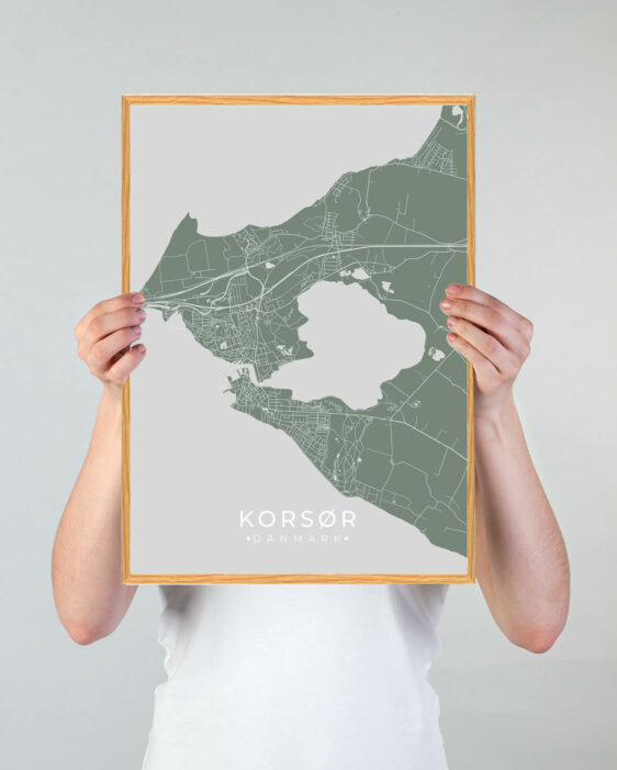 Korsør by plakat med grøn baggrund. Denne Korsør plakat med området som motiv viser Korsør fra sin smukkeste side