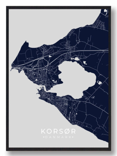 Korsør byplakat i stilrent design. Denne Korsør byplakat er med mørkeblå baggrund og viser Korsør fra sin smukkeste side