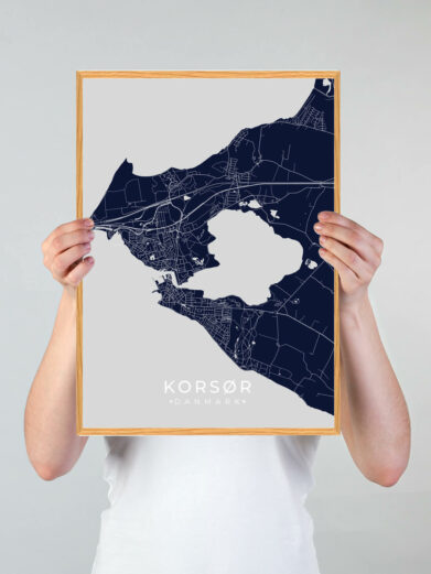 Korsør by plakat med mørkeblå baggrund. Denne Korsør plakat med området som motiv viser Korsør fra sin smukkeste side