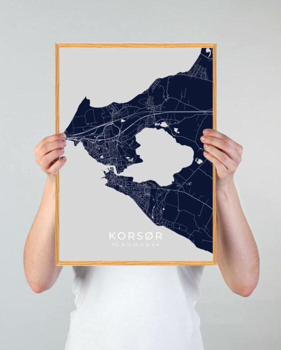Korsør by plakat med mørkeblå baggrund. Denne Korsør plakat med området som motiv viser Korsør fra sin smukkeste side
