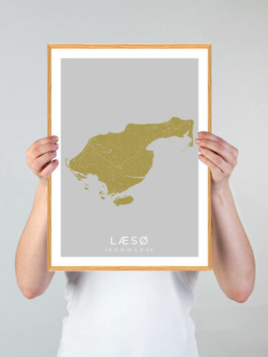 Læsø plakat med gul baggrund. Denne Læsø plakat med øen som motiv viser Læsø fra sin smukkeste side