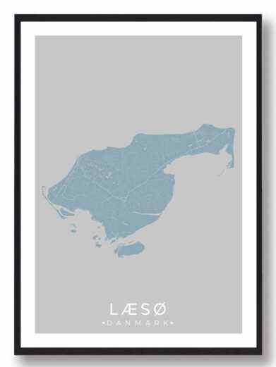 Læsø plakat i stilrent design. Denne Læsø byplakat er med lyseblå baggrund og viser Læsø fra sin smukkeste side