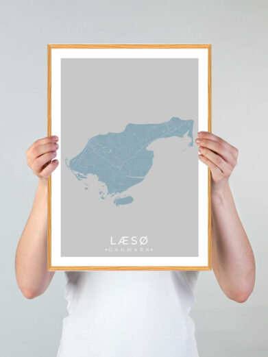 Læsø plakat med lyseblå baggrund. Denne Læsø plakat med øen som motiv viser Læsø fra sin smukkeste side