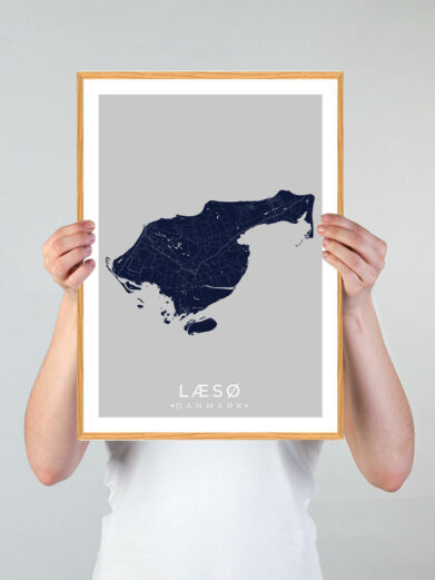 Læsø plakat med mørkeblå baggrund. Denne Læsø plakat med øen som motiv viser Læsø fra sin smukkeste side