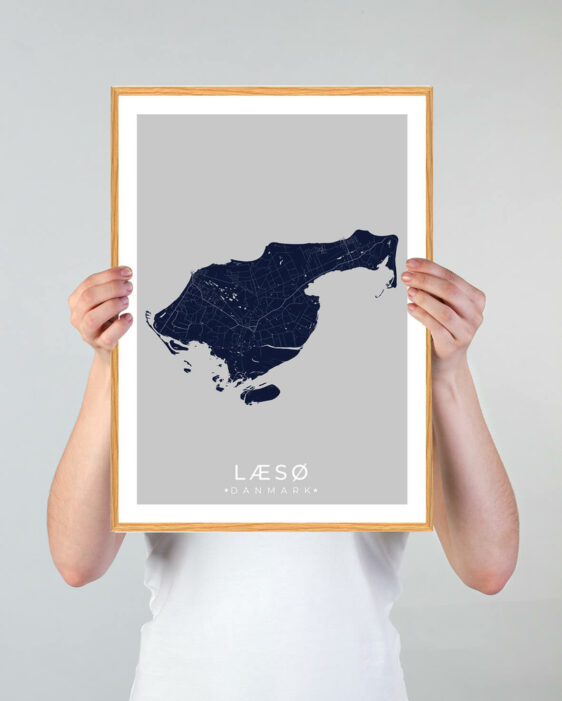 Læsø plakat med mørkeblå baggrund. Denne Læsø plakat med øen som motiv viser Læsø fra sin smukkeste side