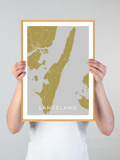 Langeland plakat i karrygul. Viser kort over Langeland, Danmark. Moderne stil med rene linjer. Perfekt til vægdekoration.