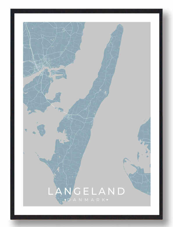 Langeland plakat i stilrent design. Denne Langeland byplakat er med lyseblå baggrund og viser Langeland fra sin smukkeste side