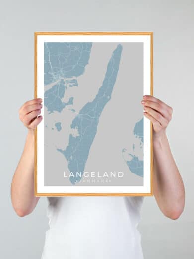 Langeland plakat i grønne og lyseblå nuancer. Minimalistisk bykort med træramme. Dansk design.