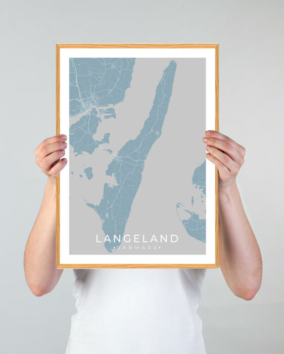 Langeland plakat med lyseblå baggrund. Denne Langeland plakat med øen som motiv viser Langeland fra sin smukkeste side
