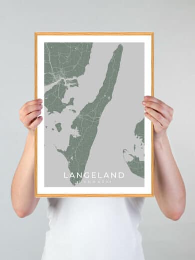 Grøn Langeland plakat med mintgrøn kort over øen, præsenteret i en træramme. Detaljeret kort med veje og kystlinje.