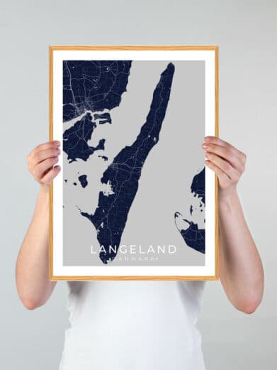 Langeland plakat i grøn: et detaljeret kort over øen i mørkeblå, indrammet i træ. Perfekt til vægdekoration.