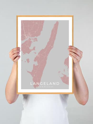 Langeland plakat i grøn nuance. Viser et detaljeret kort over Langeland, Danmark, i en stilfuld, moderne design. Flot til væggen!