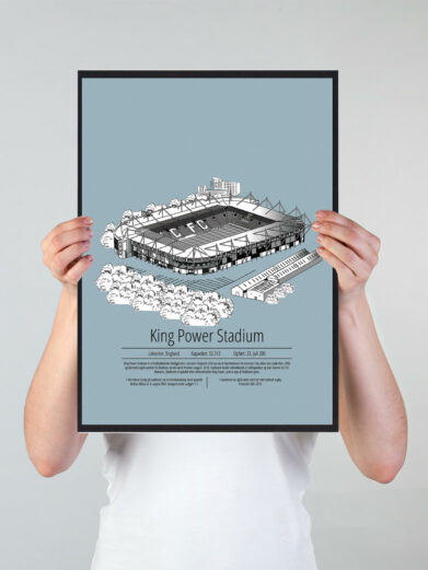 Fodbold plakat med Leicester stadion. Denne fodbold plakat med Leicester er i flot stilren lyseblå baggrund