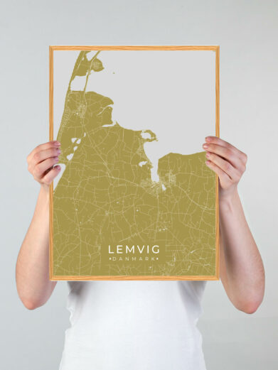 Lemvig by plakat med gul baggrund. Denne Lemvig plakat med området som motiv viser Lemvig fra sin smukkeste side