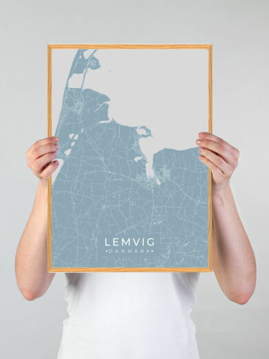 Lemvig by plakat med lyseblå baggrund. Denne Lemvig plakat med området som motiv viser Lemvig fra sin smukkeste side