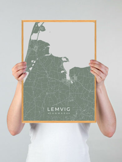 Lemvig by plakat med grøn baggrund. Denne Lemvig plakat med området som motiv viser Lemvig fra sin smukkeste side