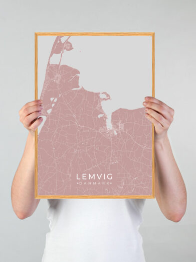 Lemvig by plakat med lyserød baggrund. Denne Lemvig plakat med området som motiv viser Lemvig fra sin smukkeste side