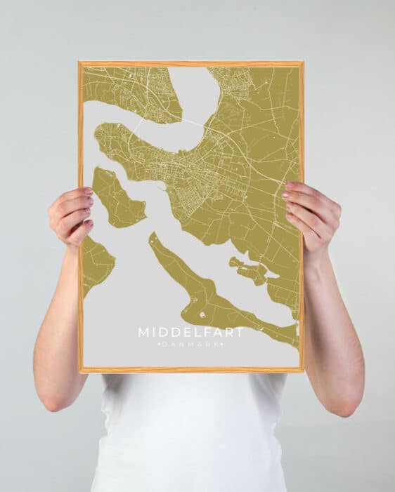 Middelfart plakat - grøn by i karrygul. Detaljeret bykort af Middelfart, Fyn, i stilfuldt design. Perfekt til vægdekoration.