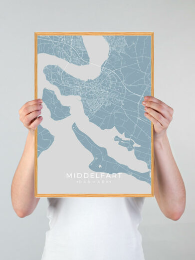 Middelfart by plakat med lyseblå baggrund. Denne Middelfart plakat med området som motiv viser Middelfart fra sin smukkeste side